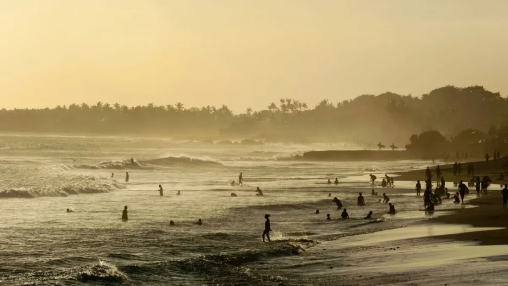 surfing at echo beach (pantai batu mejan) view, travelie.me