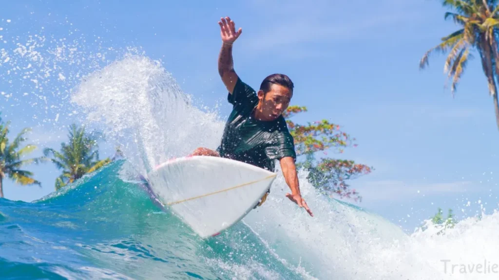 surfing at pererenan beach view, travelie.me