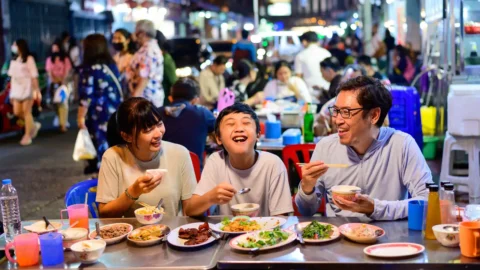 Discover the best street food hunting spots in Southeast Asia, from Bangkok’s vibrant stalls, Jakarta's famous street food to Penang’s food paradise.